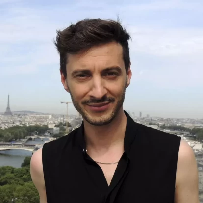 Thomas Jolly: Ποιος είναι ο άνθρωπος που κρύβεται πίσω από τη θεαματική τελετή έναρξης των Ολυμπιακών Αγώνων;