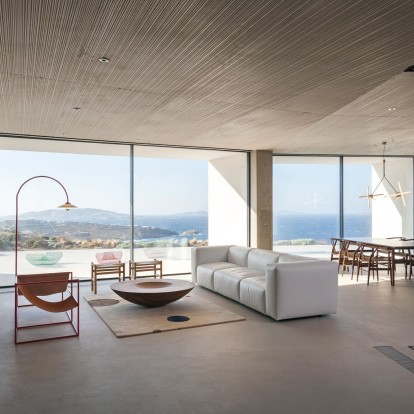 Μια μοντέρνα κατοικία στη Μύκονο εξισορροπεί την κομψότητα του σύγχρονου design με την ομορφιά του νησιού