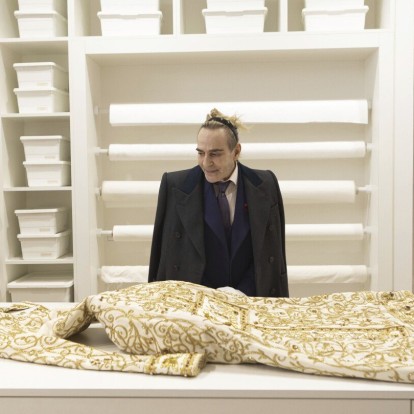 Ο John Galliano παραδίδει στους φοιτητές fashion design ένα μάθημα δημιουργικότητας