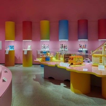 Η έκθεση Barbie στο Design Museum παρουσιάζει τη σχεδιαστική εξέλιξη της εμβληματικής κούκλας