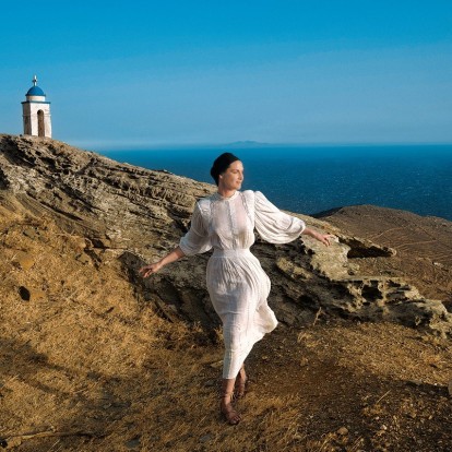 Η κεραμίστρια Diane Alexandre φωτογραφίζεται από τη Μάρα Δεσύπρη στα πιο μυστικά μονοπάτια της Τήνου 