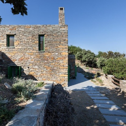 Μια πέτρινη εξοχική κατοικία στην Τζιά μετατρέπεται στο απόλυτο καλοκαιρινό όνειρο