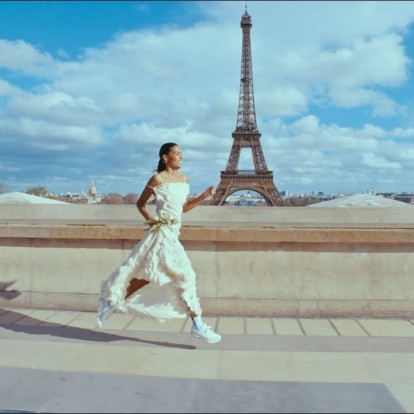 O Jacquemus σκηνοθετεί τη νέα καμπάνια της Nike στην Πόλη του Φωτός