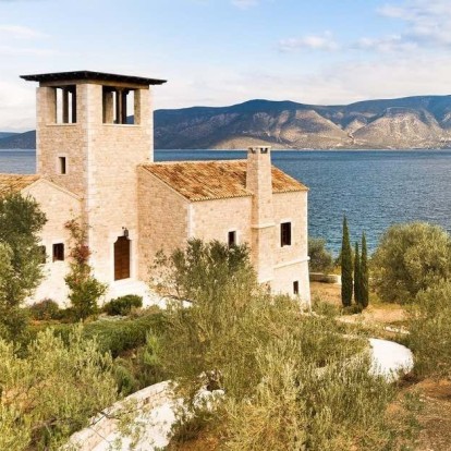 Mια ονειρεμένη βίλα στο Πόρτο Χέλι βρίσκει τις ιδανικές ισορροπίες ανάμεσα στο παρελθόν και το παρόν