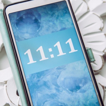 Angel numbers: Ποιος είναι ο λόγος που βλέπετε τους ίδιους διαδοχικούς αριθμούς ξανά και ξανά;