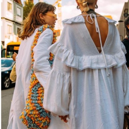 3+1 πανεύκολοι τρόποι να προσθέσετε χρώμα στα καλοκαιρινά σας σύνολα