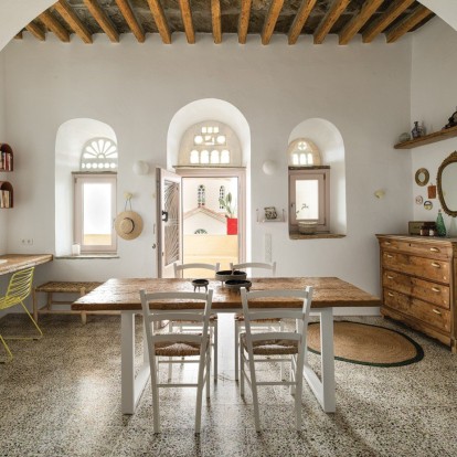 Μια πέτρινη κατοικία του 18ου αιώνα στο χωριό Υστέρνια ﻿της Τήνου ανακαινίστηκε διατηρώντας ταυτόχρονα την ιστορική γοητεία της