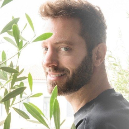 SKG Stories: Ο Μιχάλης Συριόπουλος μάς ξεναγεί στη δική του Θεσσαλονίκη μέσα από 11+1 στάσεις