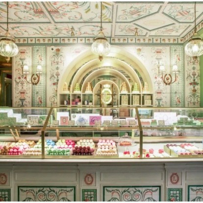 Το ιστορικό Laduree στη 16 rue Royale του Παρισιού ξανάνοιξε με νέα... λαχταριστή εμφάνιση 