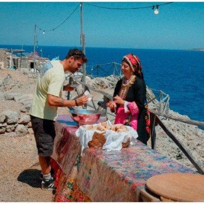 O Άκης Πετρετζίκης ταξιδεύει στην Κάρπαθο για το πιο πρόσφατο επεισόδιο του "Akis' Food Tour", λίγο πριν αυτό «αποβιβαστεί» στο Netflix
