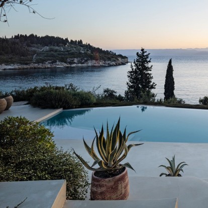 Στους καταπράσινους Παξούς μια σύγχρονη βίλα με κοσμοπολίτικο χαρακτήρα απολαμβάνει τα δώρα της φύσης