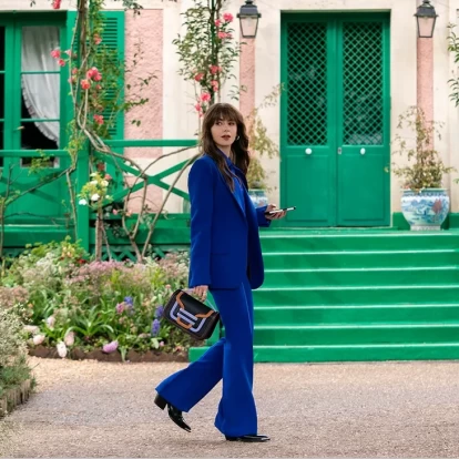 Emily in Paris: Τα fashion trends που ανέδειξε η Lily Collins στα πρώτα επεισόδια της 4ης σεζόν