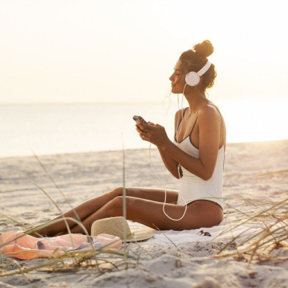 Τα fashion podcasts που αξίζουν μια θέση στην καλοκαιρινή σας playlist