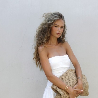 Λεπτά μαλλιά: Αυτά τα χτενίσματα θα τα δείχνουν πιο πλούσια 