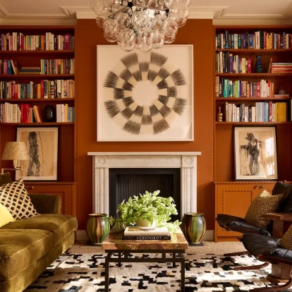 Ένα πολύχρωμο σπίτι στο Notting Hill, γεμάτο vintage στοιχεία και αντίκες