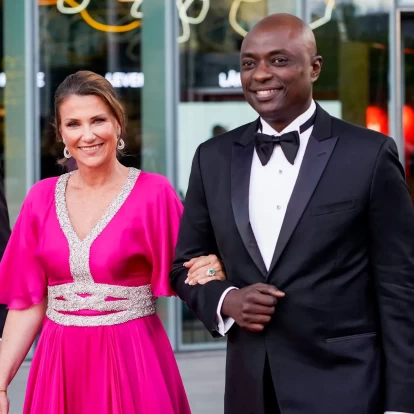 The wedding of the year: Αύριο θα τελεστεί ο αμφιλεγόμενος γάμος της πριγκίπισσας της Νορβηγίας, Μάρθα Λουίζα, με τον σαμάνο αρραβωνιαστικό της