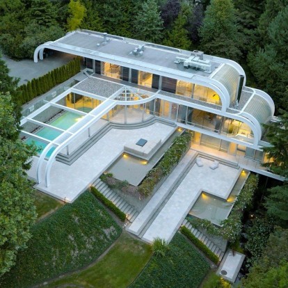 Μέσα σε ένα μοντερνιστικό σπίτι στο Βανκούβερ του Καναδά, σχεδιασμένο ώστε να θυμίζει καταρράκτη