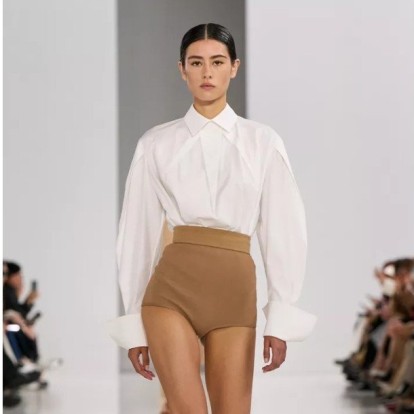 Mocha Mousse: Πώς θα φορέσετε το χρώμα της χρονιάς σύμφωνα με τις SS25 πασαρέλες 