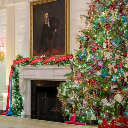 Ο Λευκός Οίκος υποδέχεται τα Χριστούγεννα - Μια ματιά στους εντυπωσιακά στολισμένους χώρους του