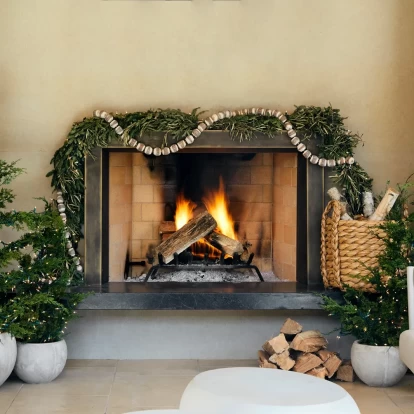 Πώς να διακοσμήσετε κομψά το σπίτι σας για τις γιορτές, ακόμη κι αν οι χώροι σας είναι μικροί