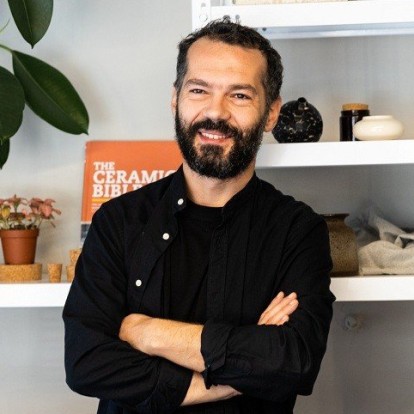 SKG Stories: Ο Σίμος Αντωνίαδης μάς ξεναγεί στη δική του Θεσσαλονίκη μέσα από 17+1 στάσεις