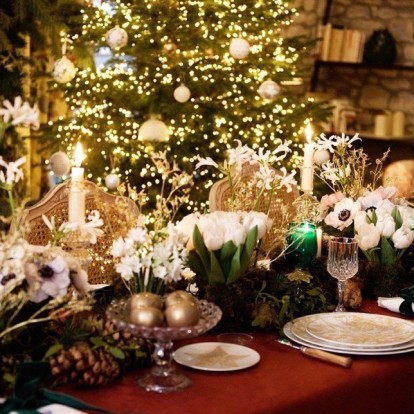 Λίγο πριν υποδεχθείτε τους καλεσμένους σας, αυτές οι πινελιές θα απογειώσουν το setting στο χριστουγεννιάτικο τραπέζι