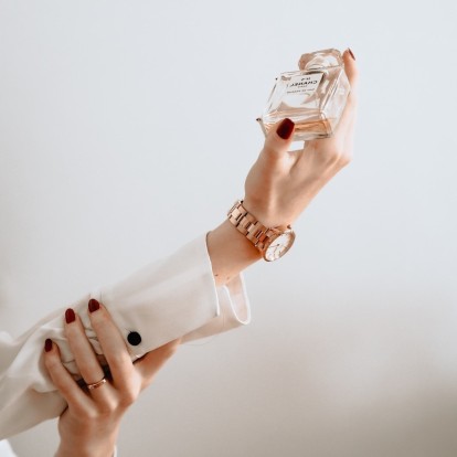 Πέρασα 15 χρόνια εφαρμόζοντας το άρωμά μου με λάθος τρόπο - αυτός είναι ο σωστός, σύμφωνα με τους ειδικούς