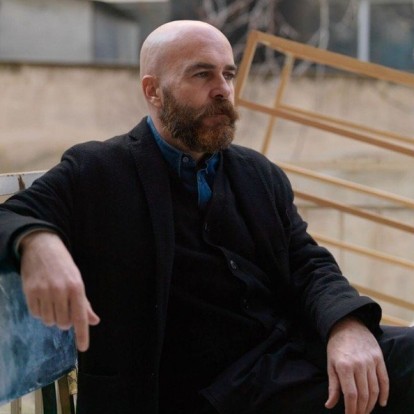 Ο Ανδρέας Αγγελιδάκης μιλάει για ιστορίες κτιρίων στη νέα του έκθεση