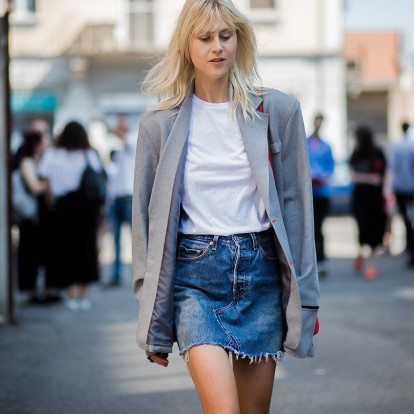 Η τζιν φούστα επιστρέφει δυναμικά κι εσείς μαθαίνετε όλα τα μυστικά της