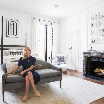 H Emily Henderson διακοσμεί μια υπέροχη σουίτα σε παριζιάνικο ύφος 