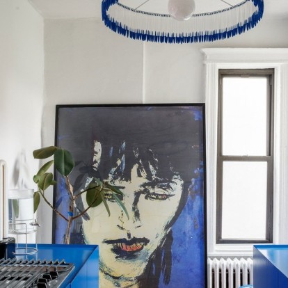 Ο ονειρικός πλανήτης του Harry Nuriev στο διαμέρισμά του στο Brooklyn