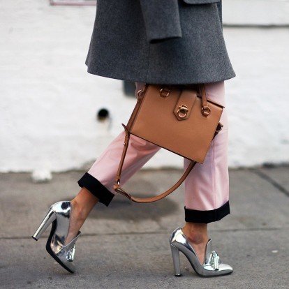 Υιοθετήστε σωστά το metallic shoe trend για εντυπωσιακές εμφανίσεις