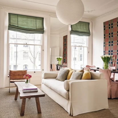 Μέσα σε ένα elegant διαμέρισμα που φέρνει την άνοιξη στον Λονδίνο ακόμα και στην καρδιά του χειμώνα