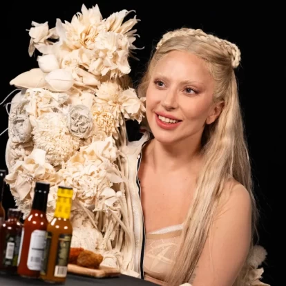 Πόσα spicy wings μπορεί να φάει η Lady Gaga χωρίς να δακρύσει;