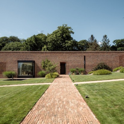 Ένας παλιός κήπος εμπνέει και κρύβει πίσω του ένα ενεργειακό σπίτι στην αγγλική ύπαιθρο