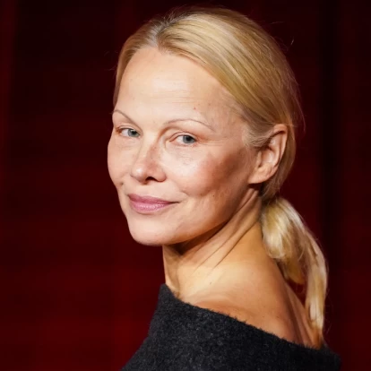 The ultimate glow up: Πώς η Pamela Anderson από sex symbol των '90s εξελίχθηκε στο απόλυτο σύχρονο θηλυκό;
