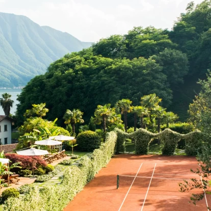 Tennis Courts που κόβουν την ανάσα, μας προσκαλούν να πιάσουμε άμεσα τη ρακέτα μας 