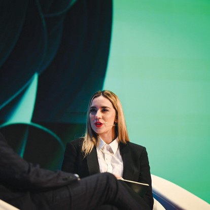 Η Ηλιάνα Μάγρα από τη Θεσσαλονίκη, σε μια αποκλειστική συνέντευξη στο GLOW, αποδεικνύει ότι η δημοσιογραφία παραμένει Τέχνη