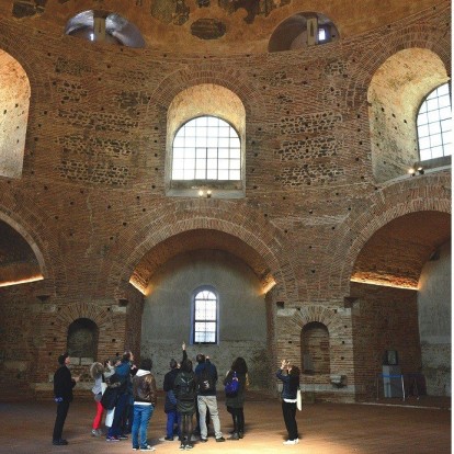 Η ιστορία της Θεσσαλονίκης μέσα από τα μάτια του tour guider και δημοσιογράφου της UNESCO, Κωνσταντίνου Σφήκα, αλλά και τριών αεικίνητων γυναικών της πόλης