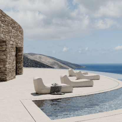 Mια κατοικία στην Αμοργό που συνδέει τη γη, τη θάλασσα και τον ουρανό με τρόπο συγκλονιστικό