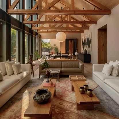 Το ξύλο και η ηφαιστειακή πέτρα κυριαρχούν σε αυτό το εντυπωσιακό σύγχρονο σπίτι στο Μεξικό