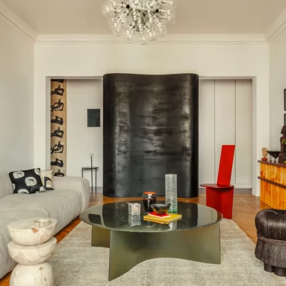 Μια μοναδική συνύπαρξη Παριζιάνικης κομψότητας και 90's στιλ με θέα στον Πύργο του Άιφελ