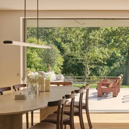 Μια κατοικία εμπνευσμένη από τη Μεσογειακή αύρα στη μέση ενός δάσους στην αγγλική εξοχή