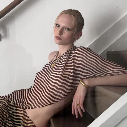 Η Alex Consani ανοίγει την καρδία της για το TikTok, την Charli XCX και το modeling