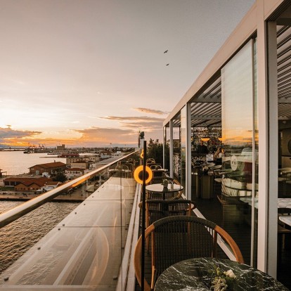 Με την ωραιότερη θέα στη Θεσσαλονίκη, αυτό είναι το ανανεωμένο rooftop bar που αποκαλύπτει έναν κόσμο απαράμιλλης απόλαυσης