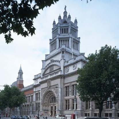 Burberry x V&A Museum: Ο βρετανικός οίκος θα ανανεώσει την εμβληματική Fashion Gallery του μουσείου