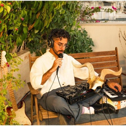 Βασίλης Παπαζώτος: Ο viral μουσικός του TikTok, aka Papazó, σε μια απολαυστική συνέντευξη στο GLOW.GR