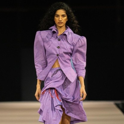 Η πρώτη επίδειξη της Vivienne Westwood στην Ινδία συνδύασε την παράδοση με τη μοντέρνα αισθητική της σύγχρονης εποχής 