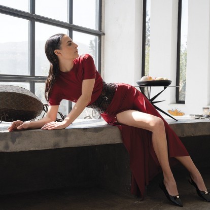 Η ﻿Έστερ Μαστρογιάννη, σε μια αποκλειστική συνέντευξη στο GLOW, αποδεικνύει πως η κλασική ελληνική ομορφιά είναι επίκαιρη πάντα και παντού