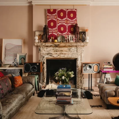 Μέσα στην εντυπωσιακή λονδρέζικη κατοικία ενός συλλέκτη αντικών και interior designer